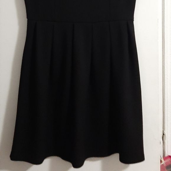 Dresses - Picture 3 of 10